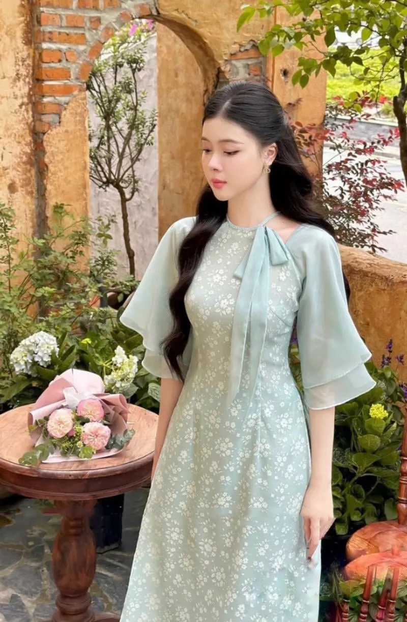 Kiểu áo dài cách tân họa tiết hoa nhí trẻ trung