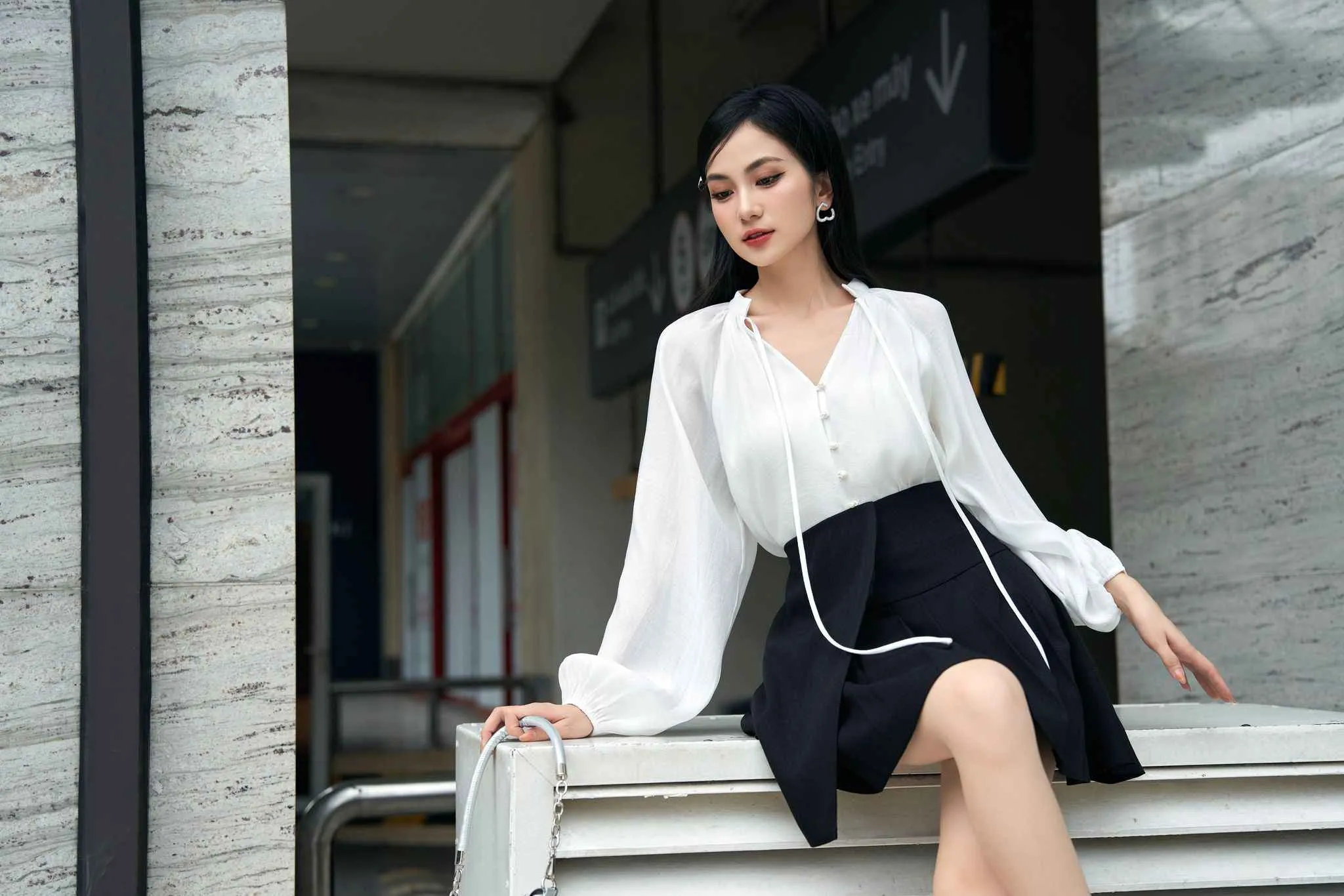 Kiểu dáng áo sơ mi nữ cổ chữ V quyến rũ nhưng vẫn giữ được nét thanh lịch (Nguồn: Internet)