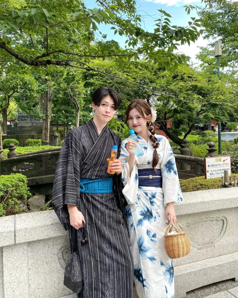 Kiểu dáng trang phục Yukata tương tự Kimono nhưng có cách mặc đơn giản hơn (Nguồn: Internet)