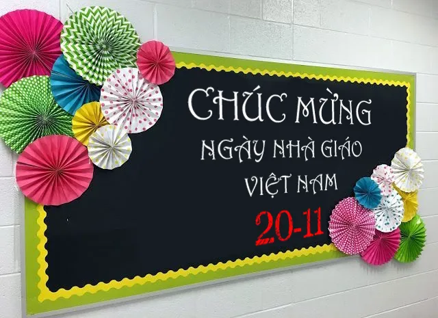 Mẫu trang trí bảng 20/11 với giấy dán, bó hoa dán bảng xanh (Nguồn: Internet)
