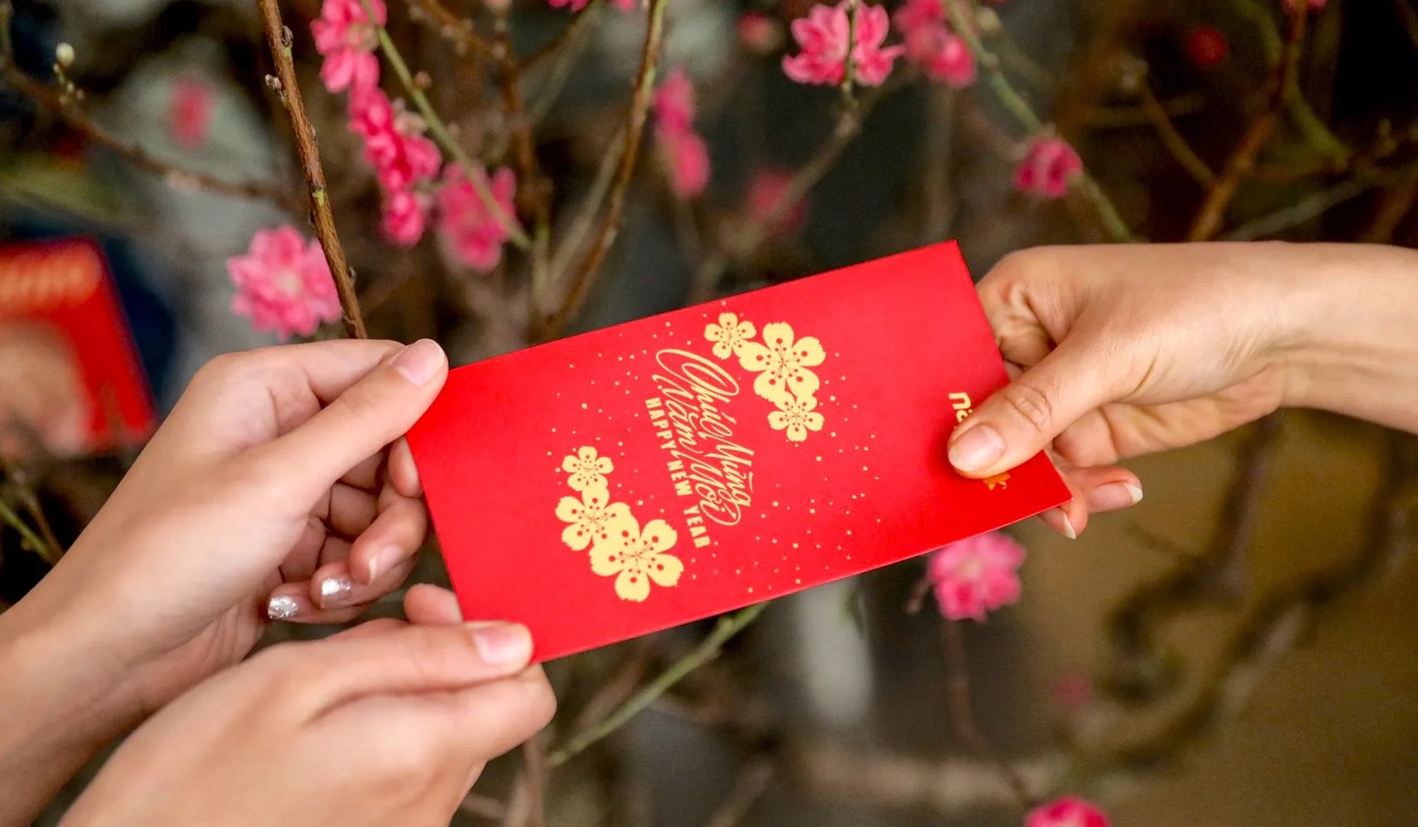 Chúc Tết, lì xì Tết tượng trưng cho sự khởi sắc, may mắn
