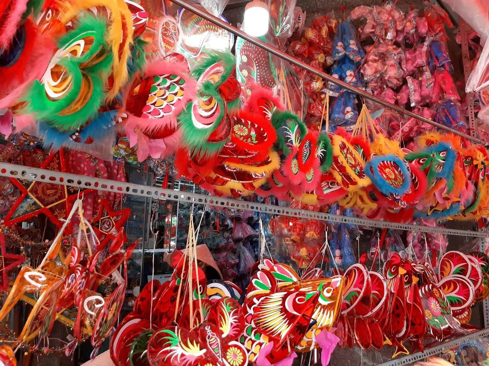 Lồng đèn Trung thu tượng trưng cho ánh sáng, hy vọng, đoàn viên và cầu chúc may mắn, bình an cho gia đình (Nguồn: Internet)