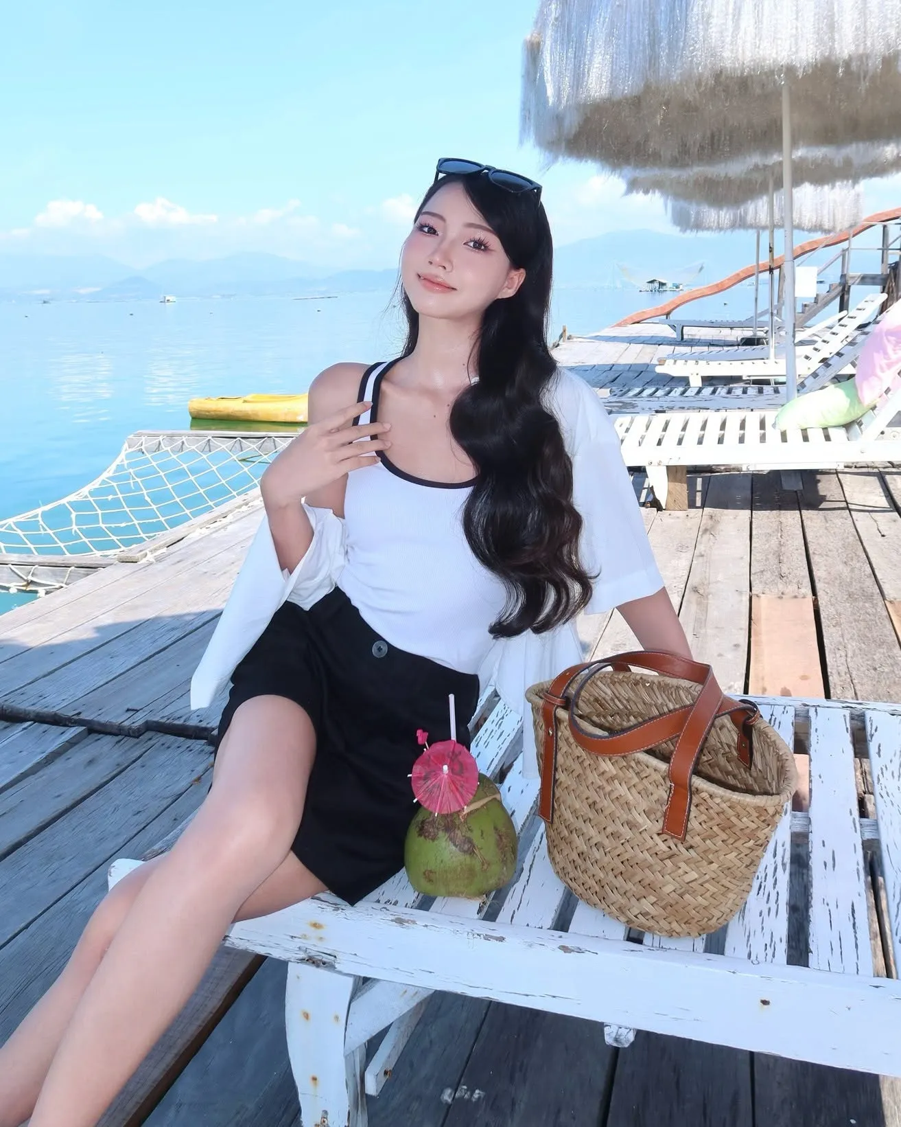 Áo tanktop và quần short là công thức phối đồ trẻ trung cho nàng khi đi du thuyền