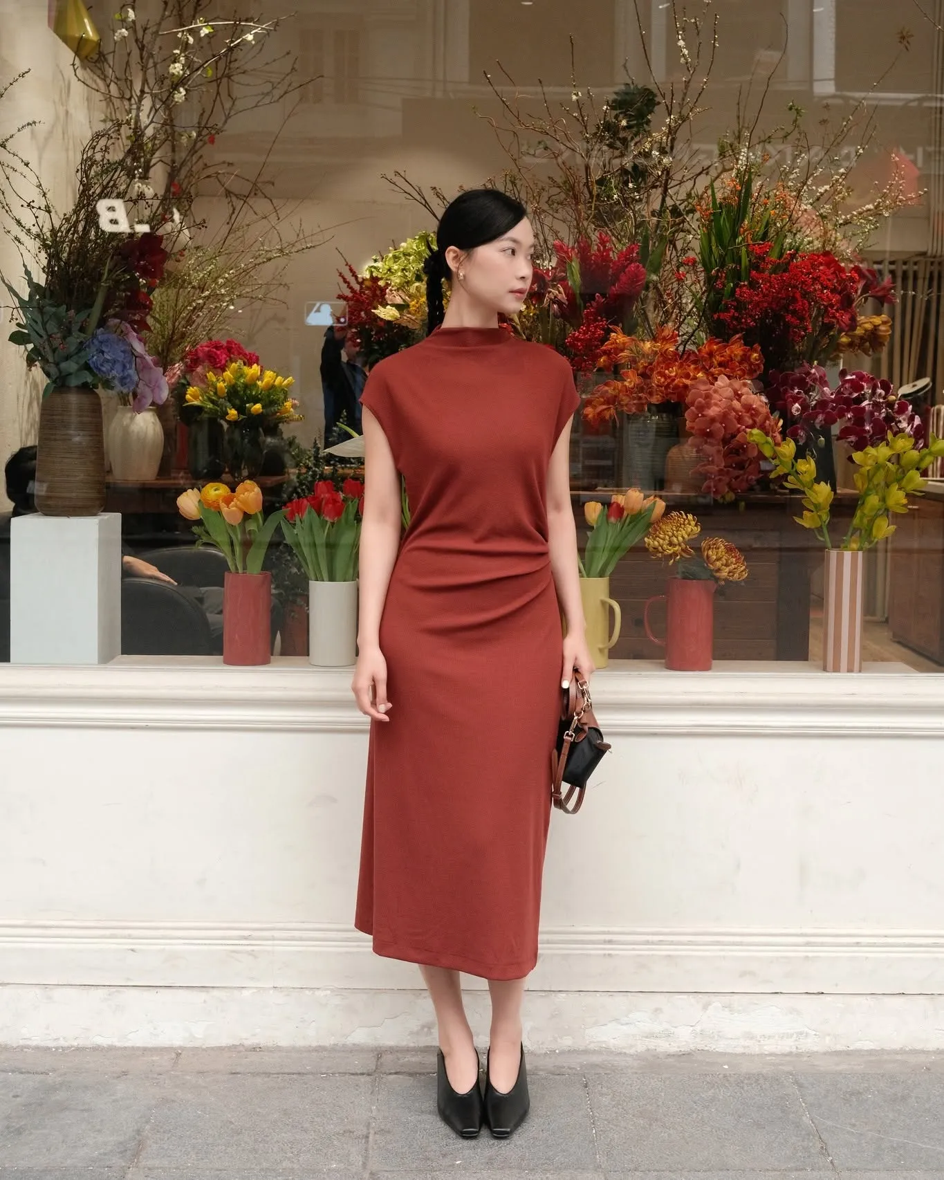 Đầm midi cổ điển tôn vẻ thanh lịch trong những buổi tiệc tối trên du thuyền