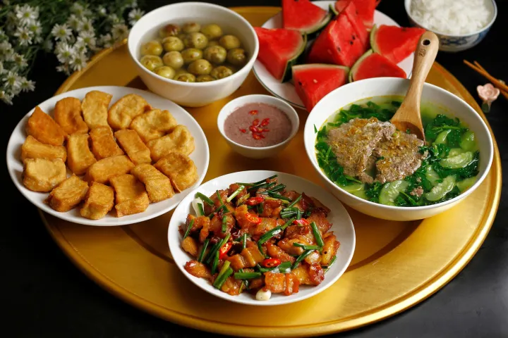 Tận hưởng bữa cơm gia đình bên cha mẹ ngày Vu Lan