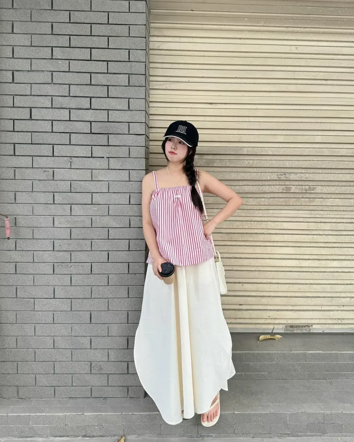 Mẫu áo hai dây nữ linen form regular quyến rũ (Nguồn: Routine)