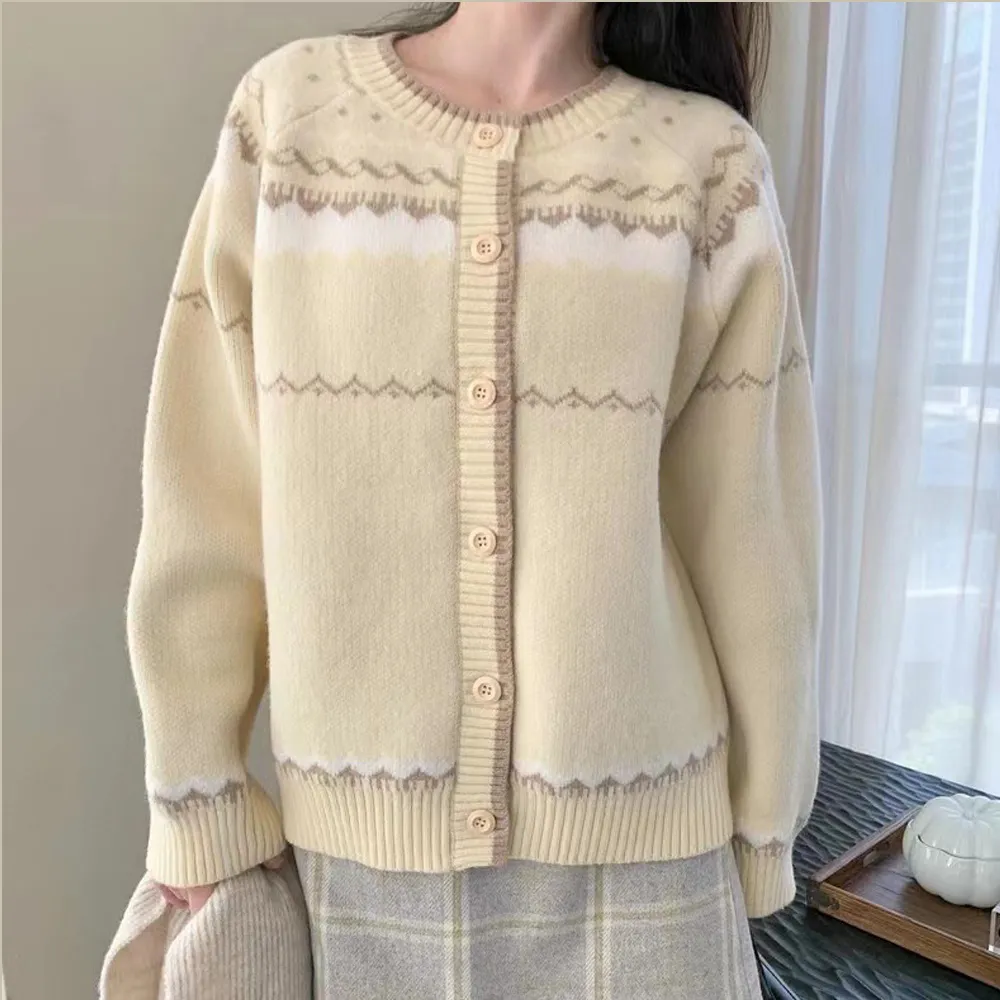 Mẫu áo cardigan nữ Hàn Quốc cổ tròn mang vẻ đẹp nữ tính, dịu dàng (Nguồn: Internet)