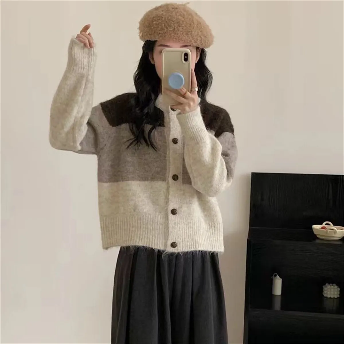 Mẫu áo cardigan nữ Hàn Quốc phối màu be - xám nhạt và nâu độc đáo (Nguồn: Internet)