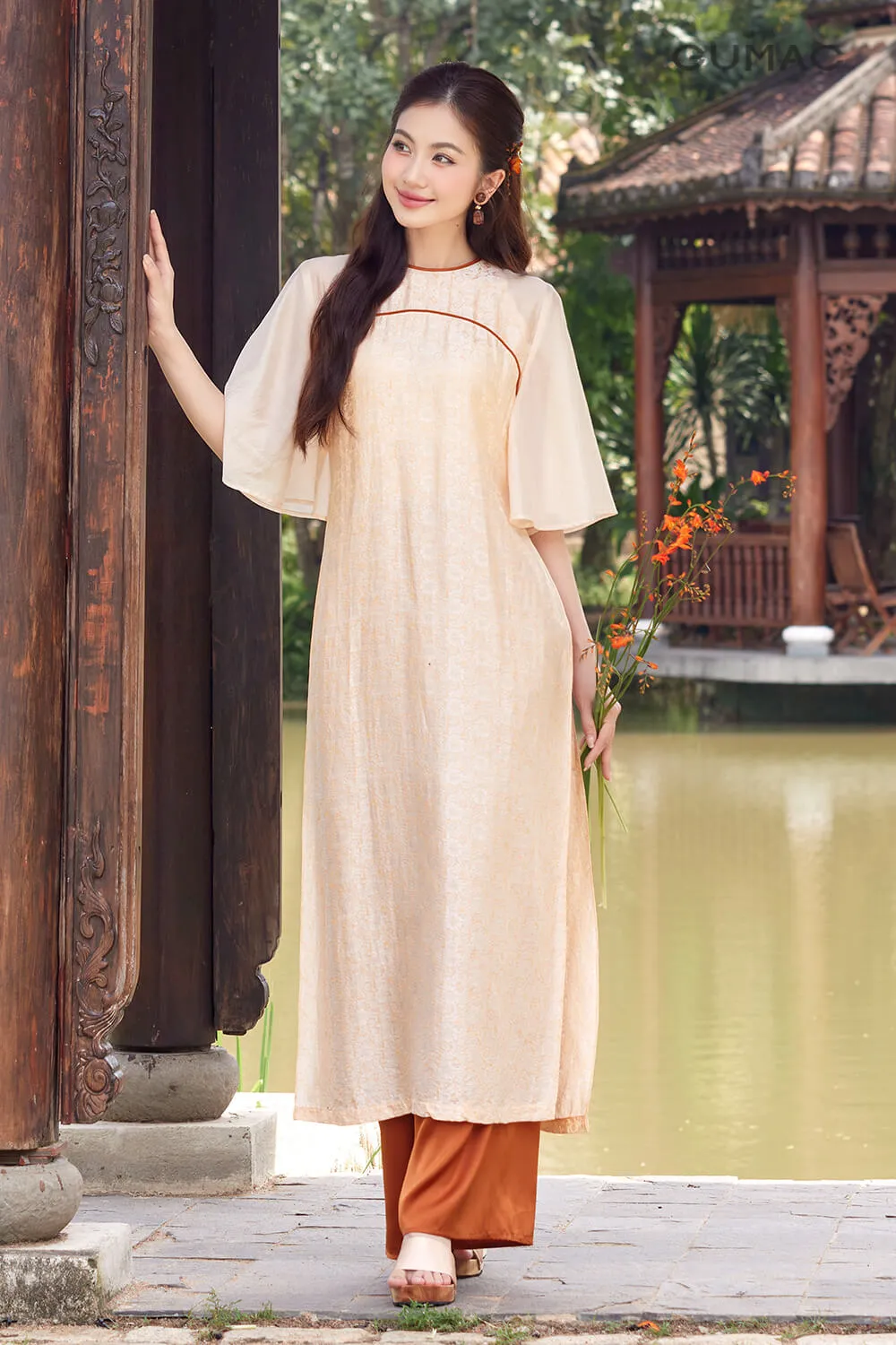 Mẫu áo dài cách tân tay ngắn cổ tròn trẻ trung, dịu dàng