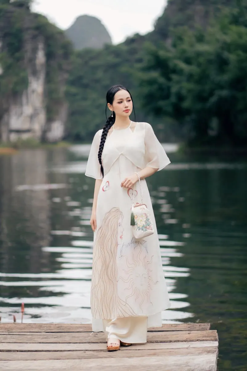 Mẫu áo dài cổ yếm vải thêu họa tiết mới lạ, thời thượng