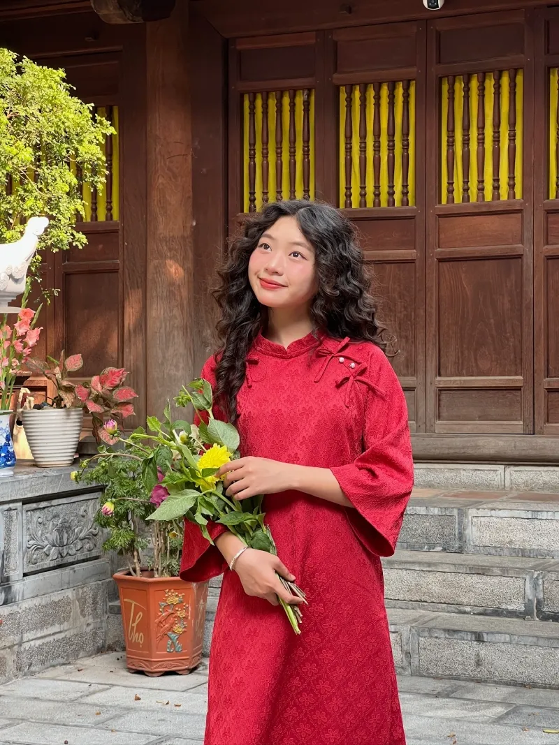 Mẫu áo dài đỏ cách tân xinh xắn cho học sinh nữ cấp 3 chụp hình Tết