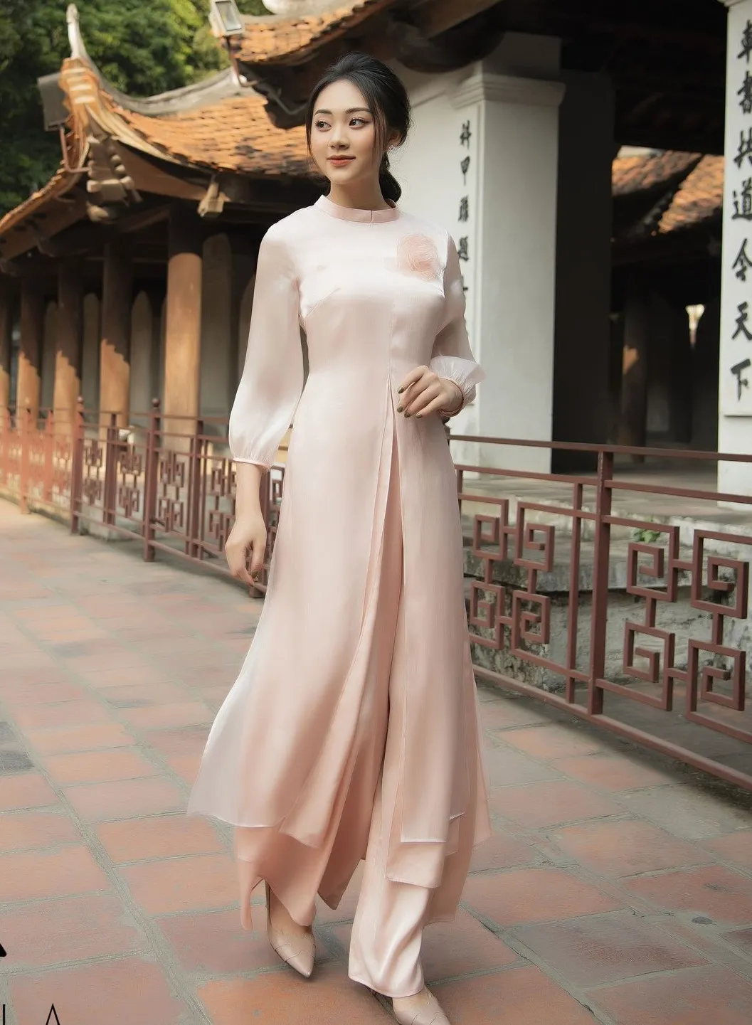 Mẫu áo dài lụa xẻ tà hiện đại, trẻ trung