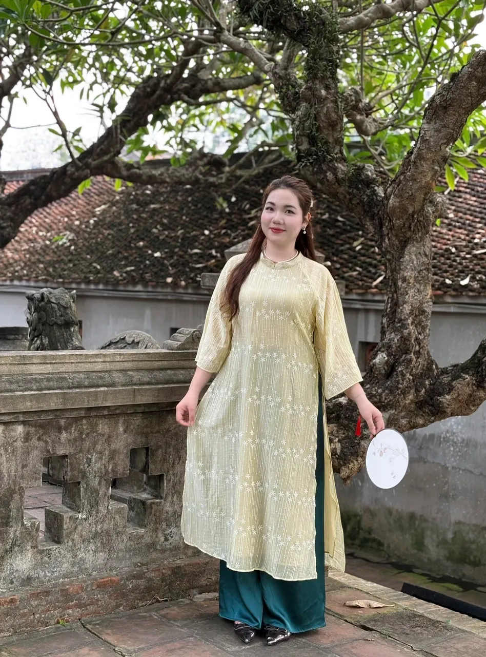 Mẫu áo dài suông che khuyết điểm vòng 2 to cho bạn nữ có vóc dáng tròn (Nguồn: Internet)