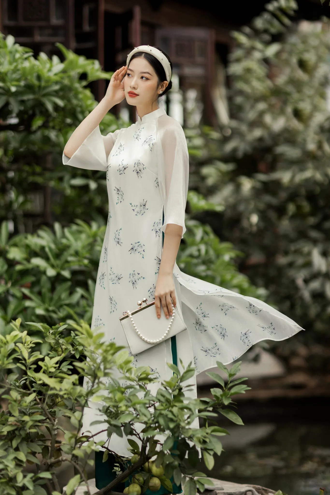 Mẫu áo dài tay lửng vải voan ấn tượng