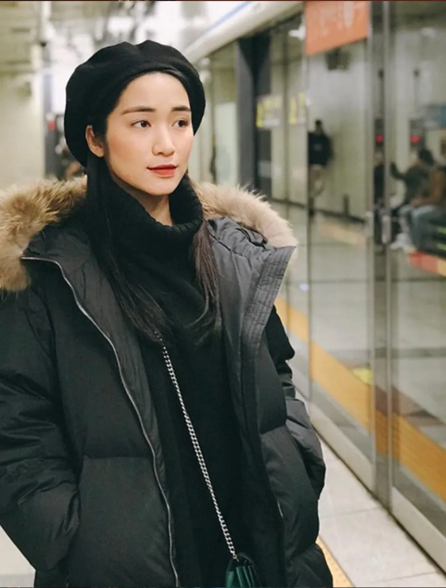 Mẫu áo khoác Parka với phần mũ trùm lông rộng rãi, ấm áp