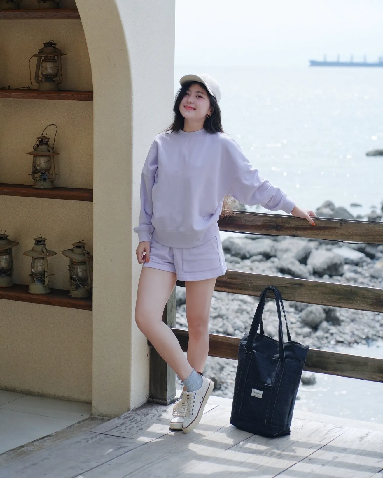 Mẫu áo Sweatshirt nữ cotton có hình thêu form loose thanh lịch của Routine (Nguồn: Routine)