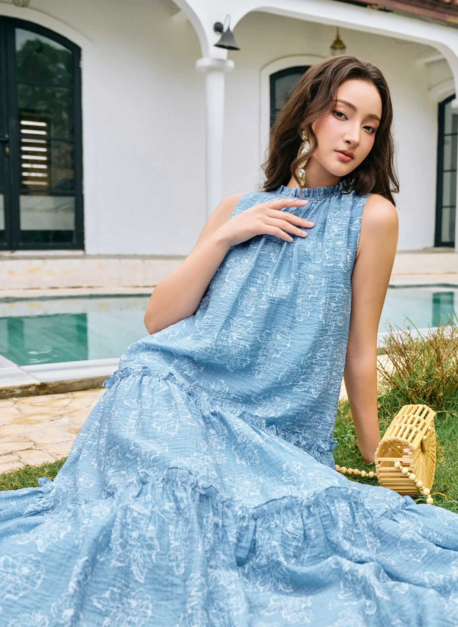 Mẫu đầm maxi dài màu xanh nước biển dịu nhẹ cho nàng khi đi biển (Nguồn: Internet)