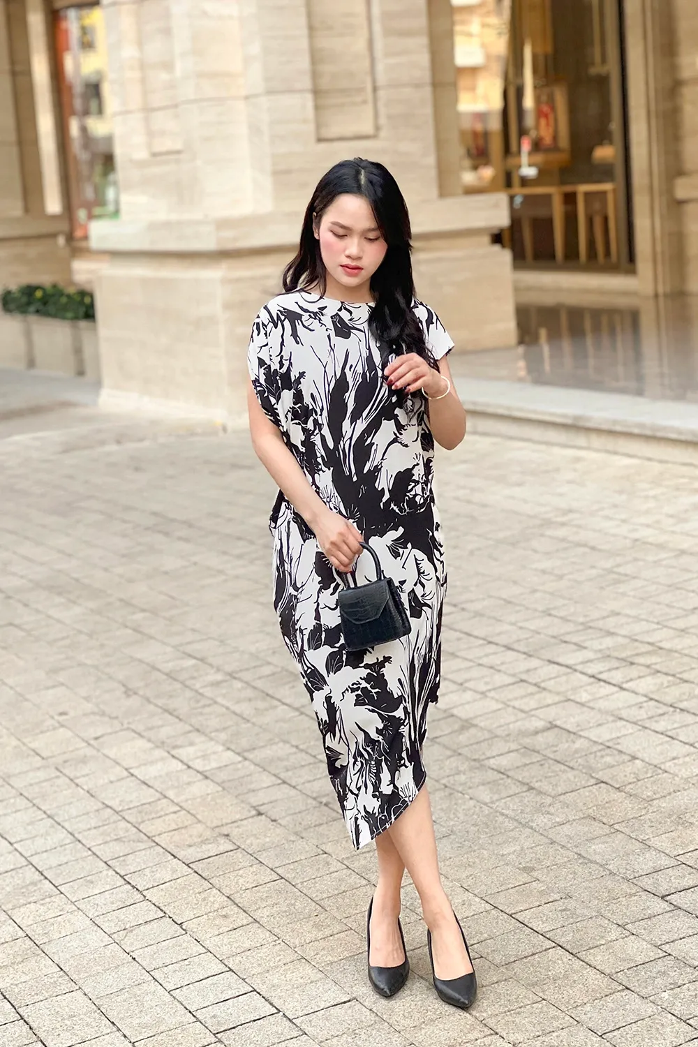 Mẫu đầm suông họa tiết sang trọng, quý phái cho quý cô U50 (Nguồn: Internet)