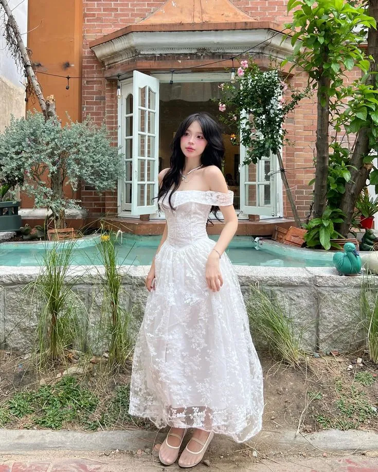 Mẫu đầm trễ vai khoe trọn bờ vai đẹp