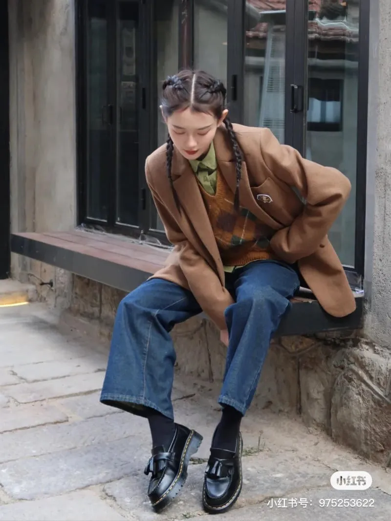 Mẫu giày Tassel Loafer mix cùng outfit quần jean và áo blazer trẻ trung (Nguồn: Internet)