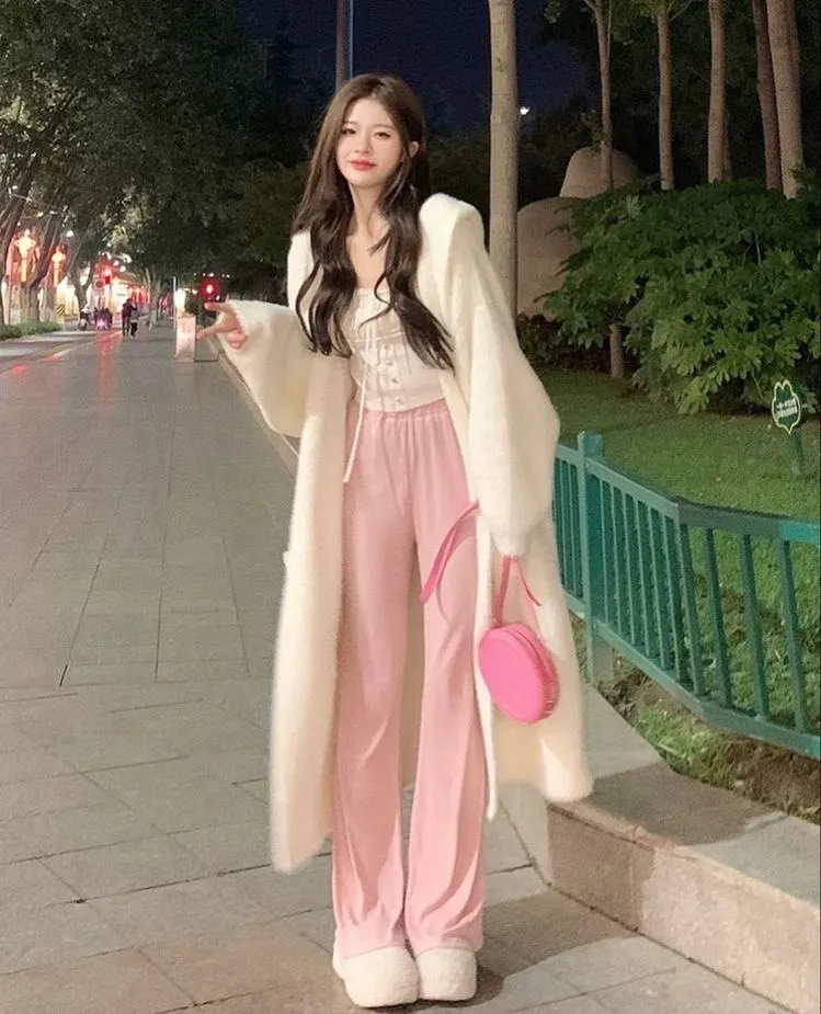 Gợi ý mix & match suit hồng pastel với áo thun màu be đơn giản, thanh lịch (Nguồn: Internet)