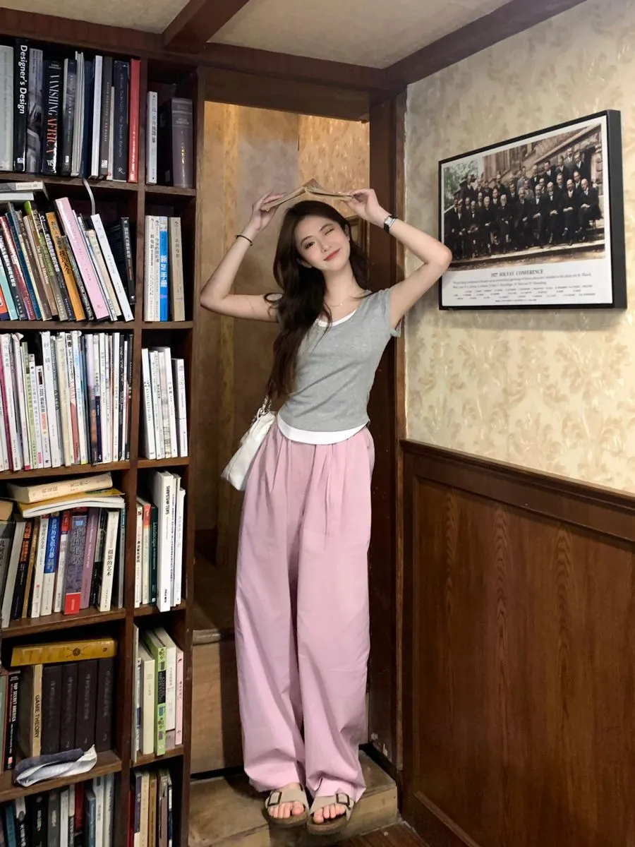 Outfit hợp mùa Thu Đông với áo len màu xám và váy midi màu hồng phấn (Nguồn: Internet)