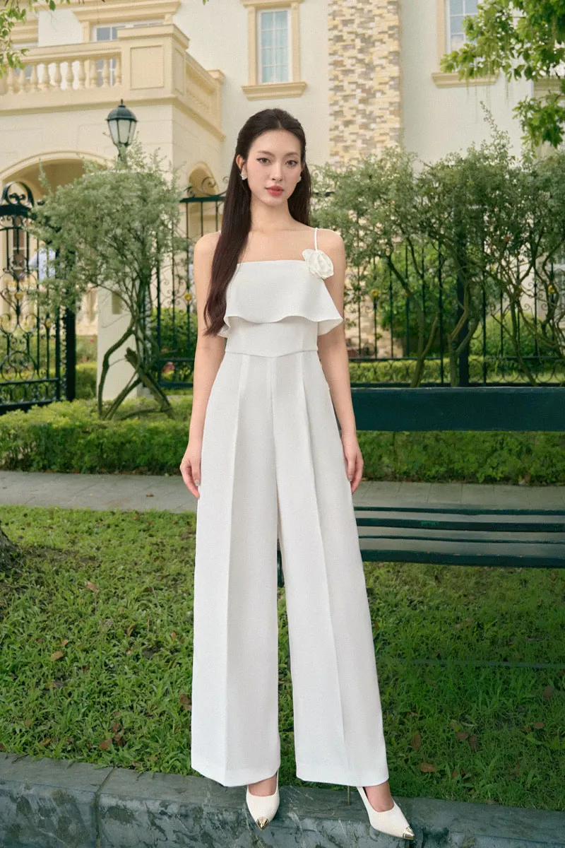 Mẫu jumpsuit 2 dây trẻ trung, quyến rũ