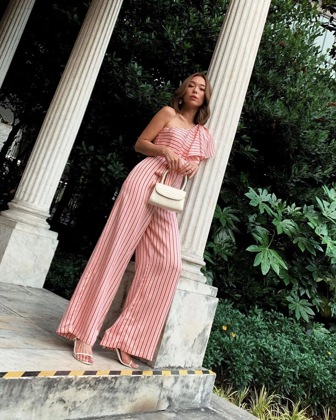 Mẫu jumpsuit sọc dọc lệch vai lạ mắt, gợi cảm
