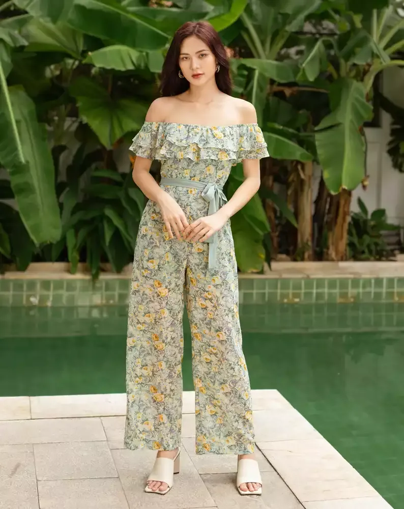 Mẫu jumpsuit trễ vai họa tiết hoa thích hợp đi biển, đi du lịch