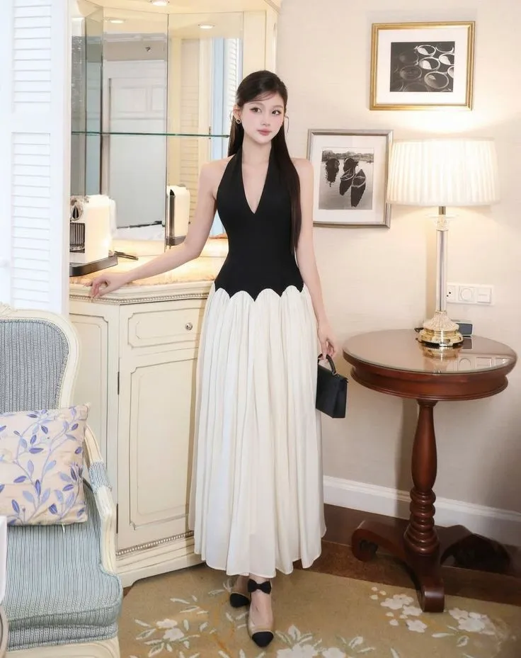 Mẫu&nbsp;outfit&nbsp;mix&nbsp;chân váy dài và áo cổ V quyến rũ