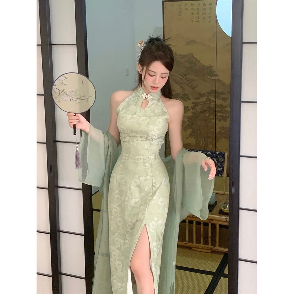 Mẫu sườn xám cách tân cổ giọt lệ và xẻ tà quyến rũ (Nguồn: Internet)