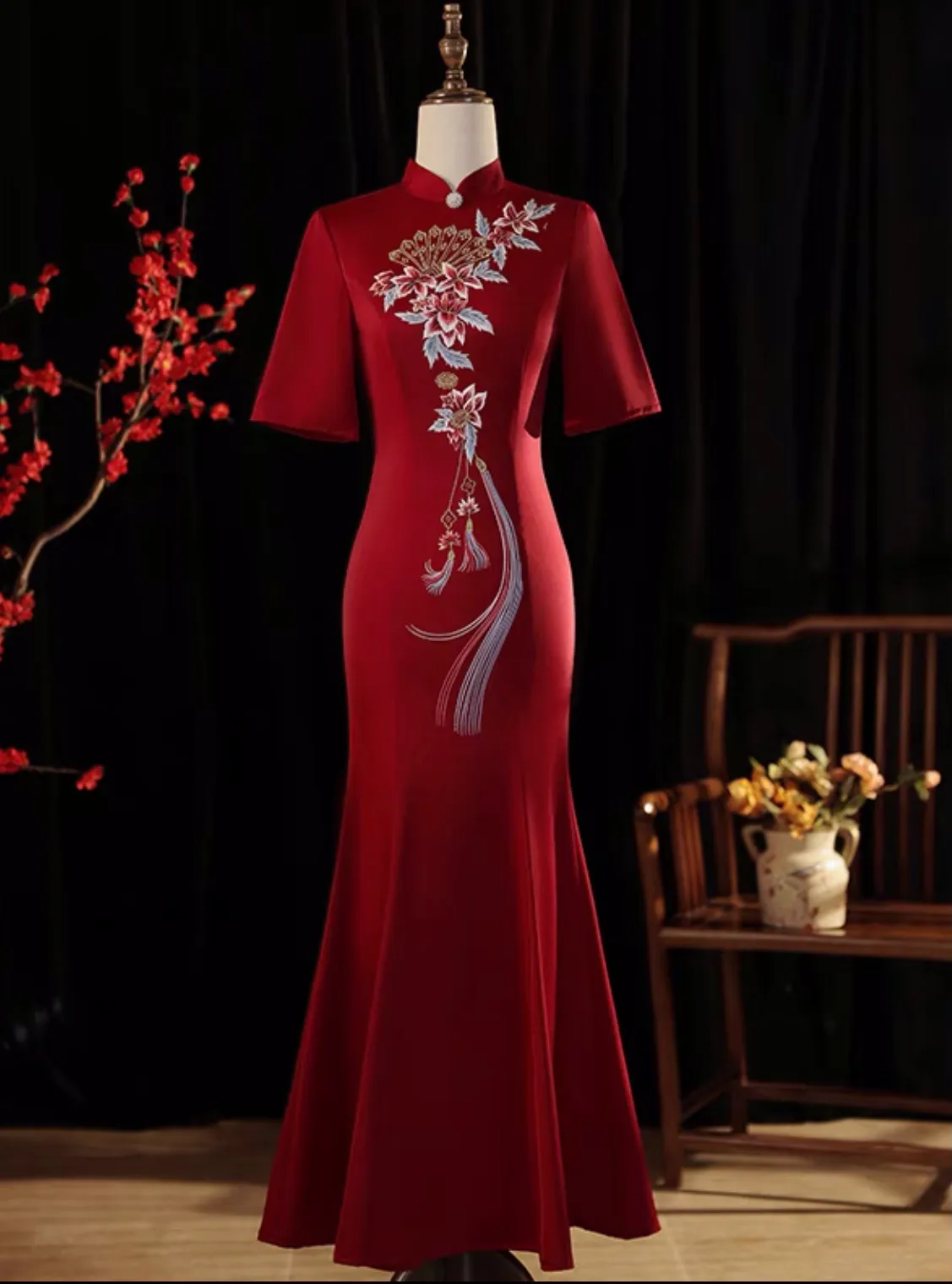 Mẫu sườn xám cách tân màu đỏ đuôi cá (Nguồn: Internet)