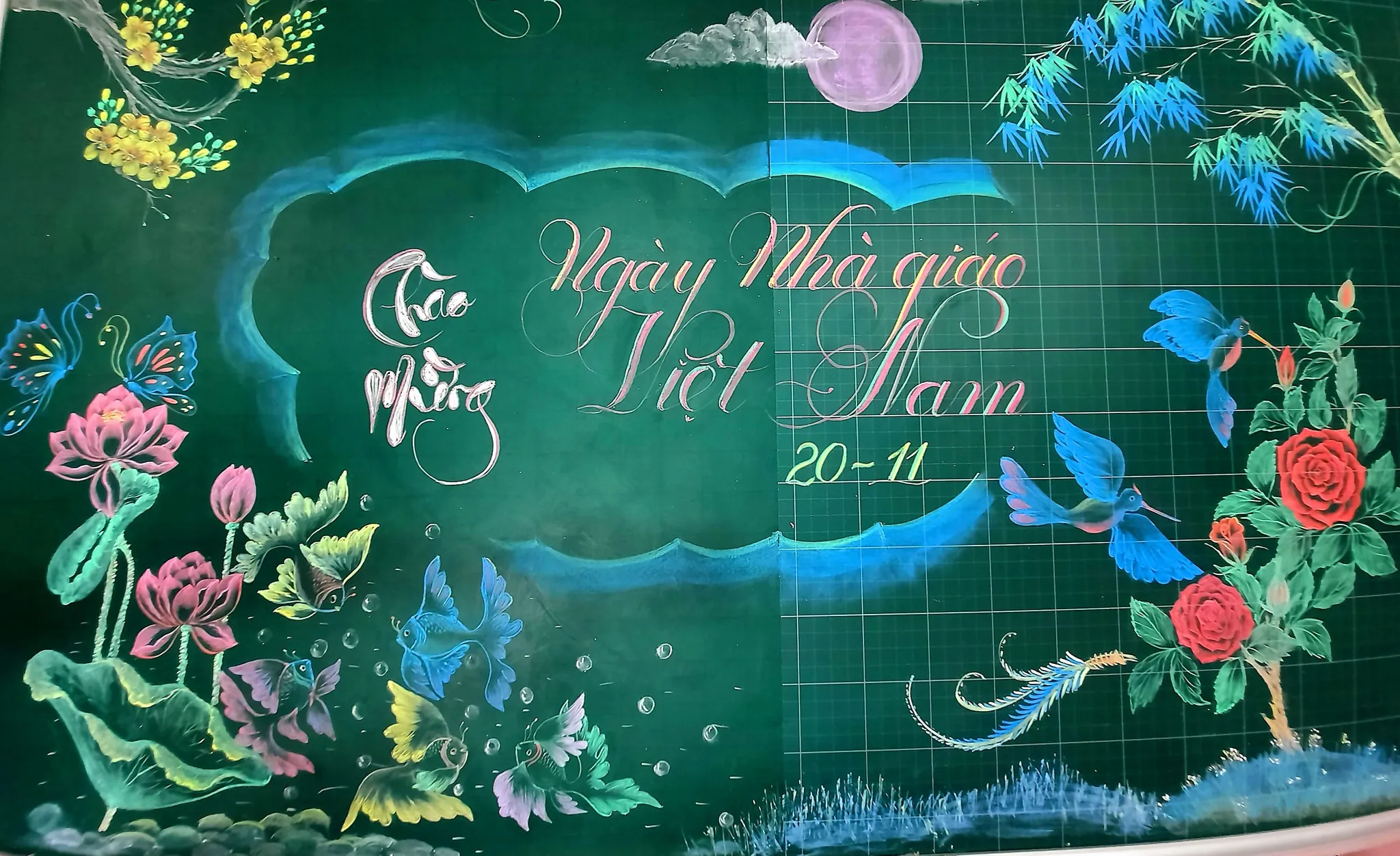 Mẫu trang trí bảng 20/11 nhiều nét vẽ hoa và thư pháp, phối màu sinh động (Nguồn: Internet)