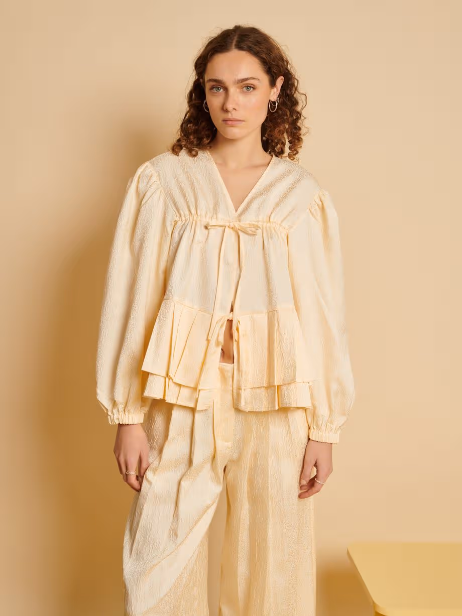 Outfit tone sur tone sắc vàng pastel dịu dàng, thoải mái