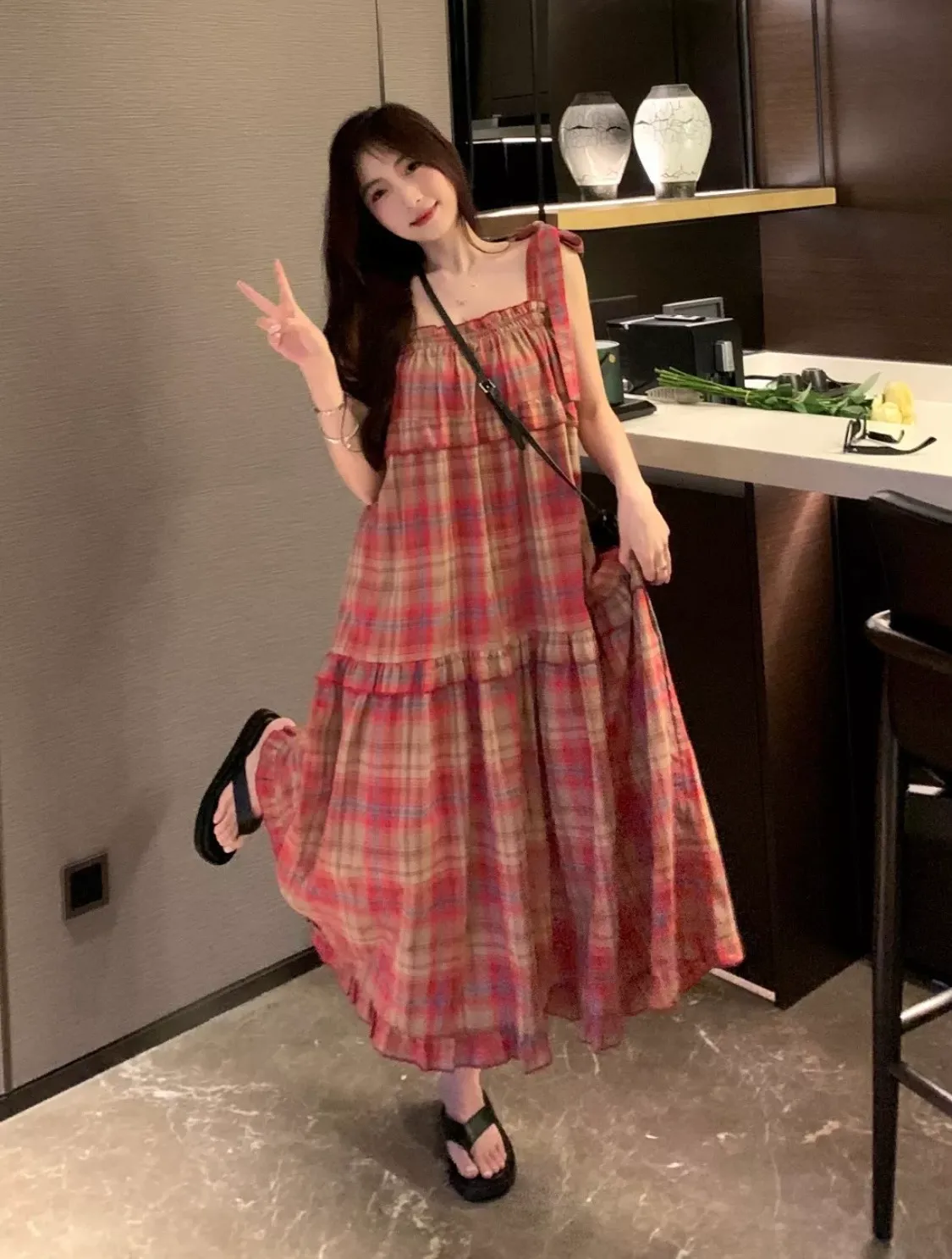 Mẫu váy 2 dây dáng dài họa tiết caro cổ điển