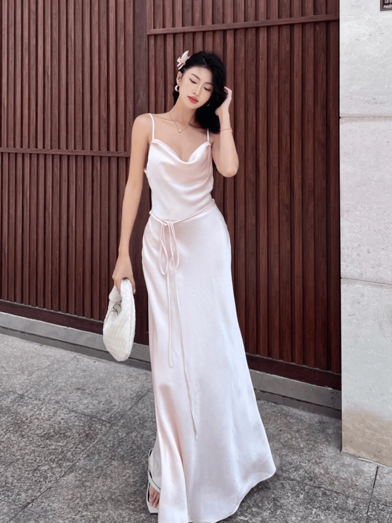 Mẫu váy 2 dây lụa dáng dài sang trọng, quý phái
