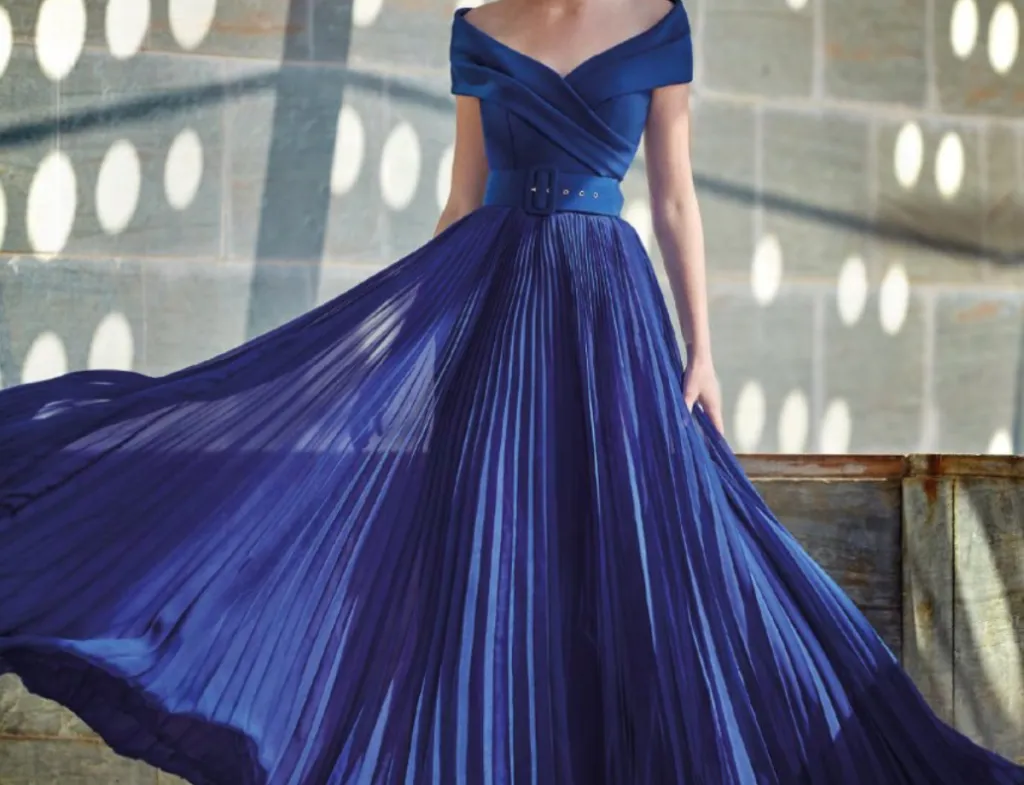 Mẫu váy dạ hội màu chàm rực rỡ