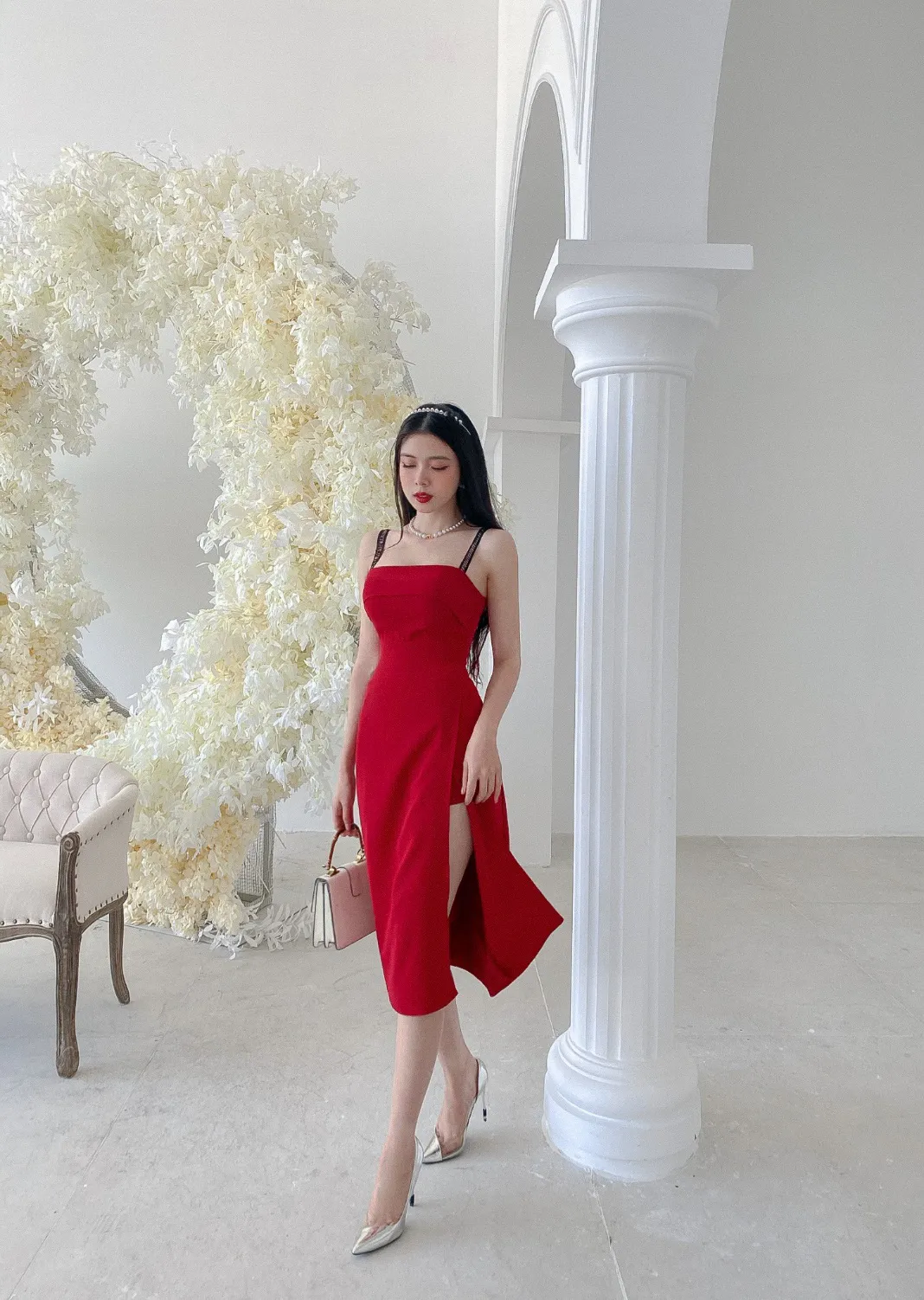 Mẫu váy đỏ 2 dây kết hợp phần xẻ tà cách điệu cho phái đẹp đi chơi Tết