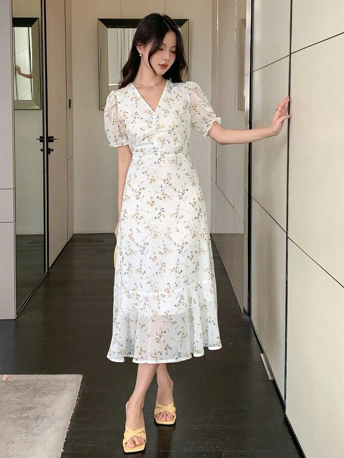 Mẫu váy hoa nhí dáng dài tay lỡ thanh lịch