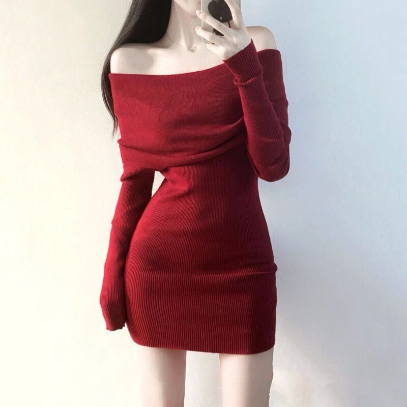 Mẫu váy len đỏ trễ vai vừa ấm áp vừa khoe xương quai xanh quyến rũ