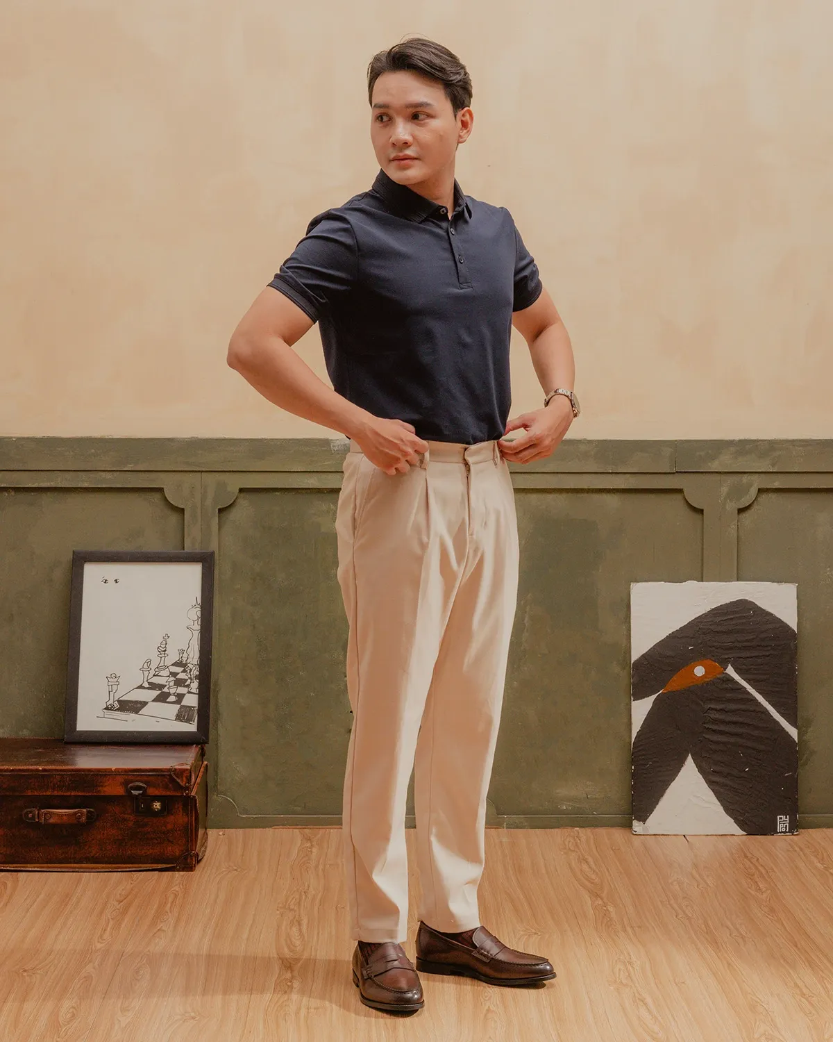 Mix áo polo màu đậm cùng giày loafer đơn giản