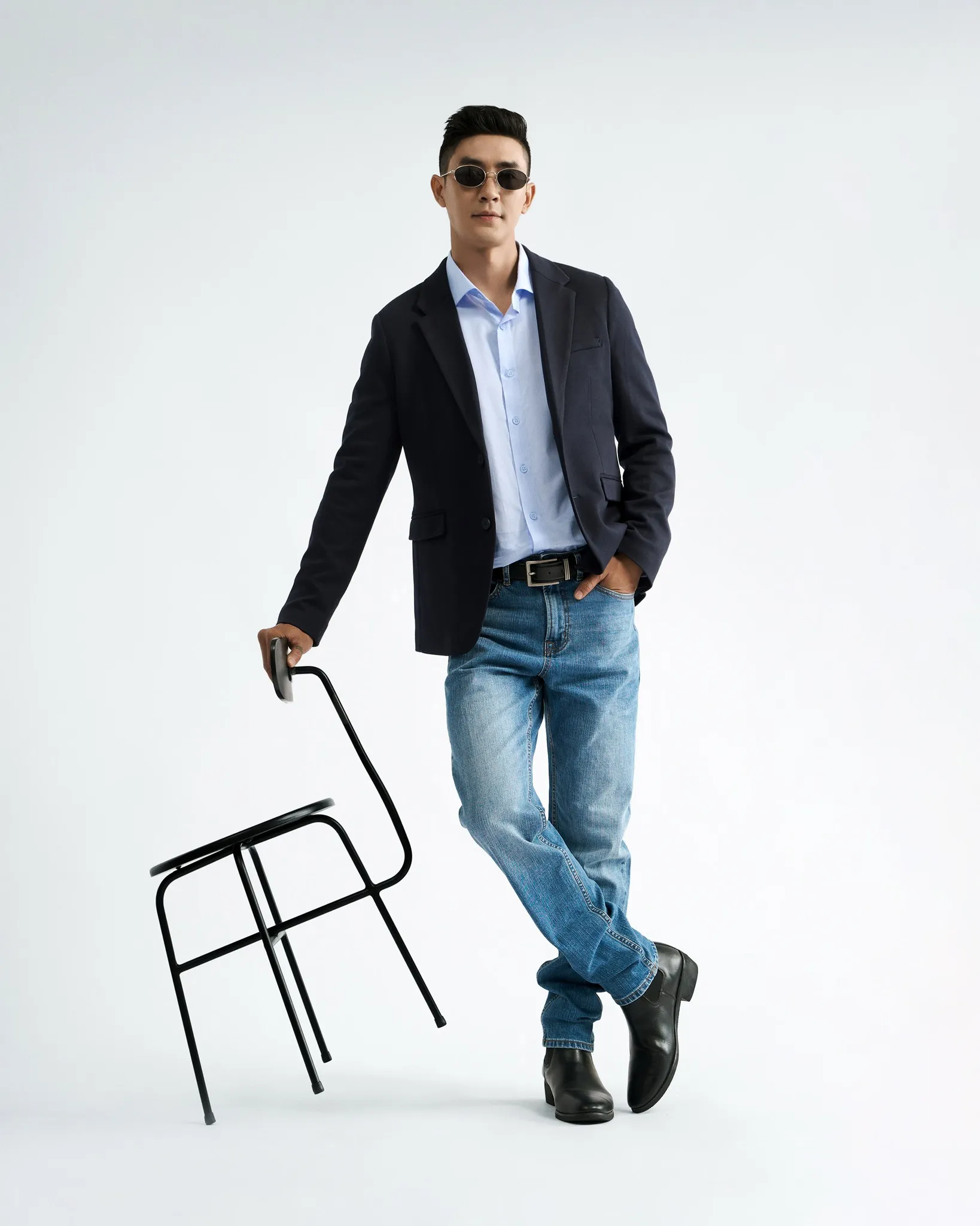 Mix áo sơ mi, quần jeans với áo blazer lịch lãm (Nguồn: Routine)