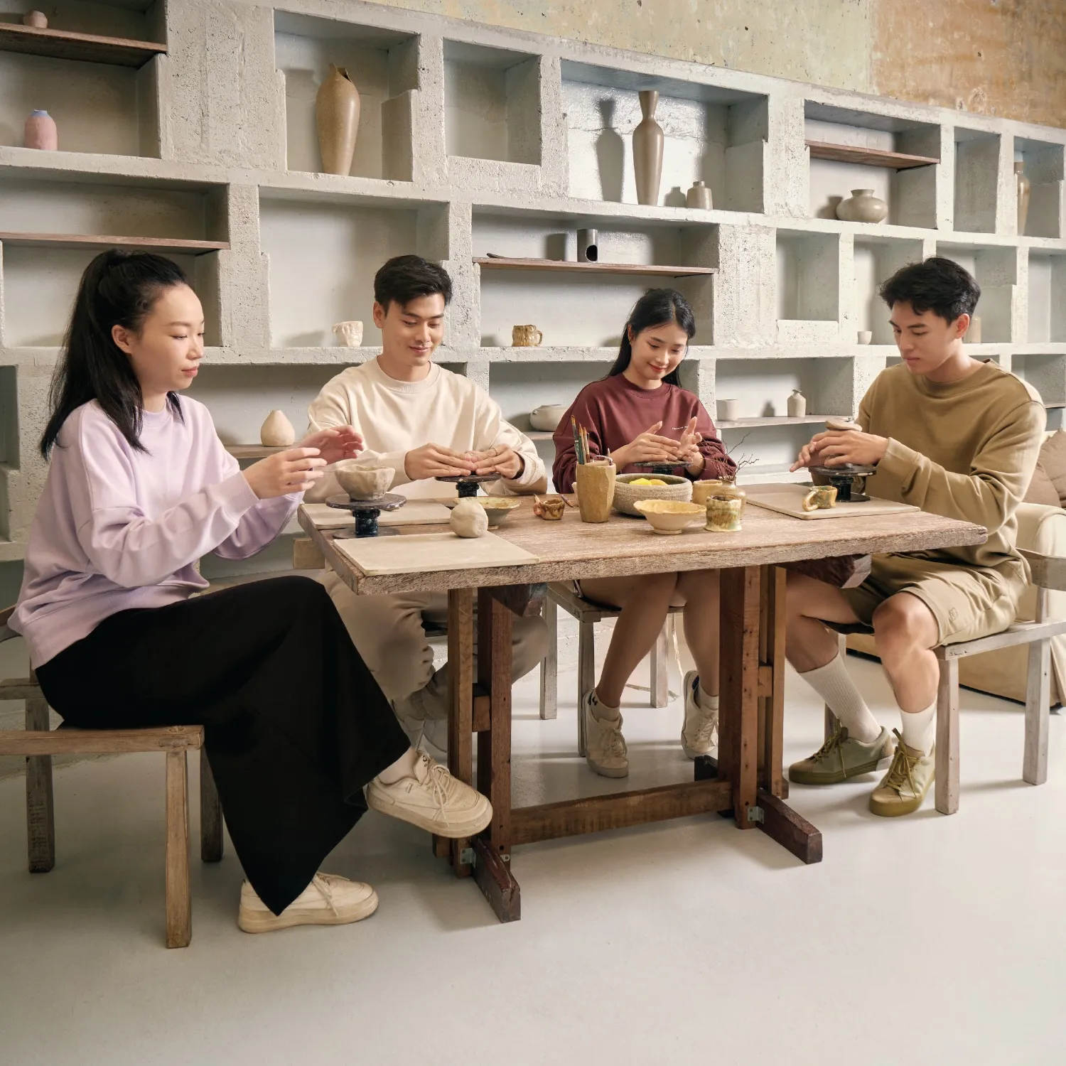 Mix & match ấn tượng với áo Sweatshirt năng động cho nam và nữ (Nguồn: Routine)