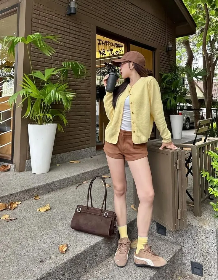 Outfit màu vàng mix chung với màu nâu đơn giản, ấm áp (Nguồn: Internet)