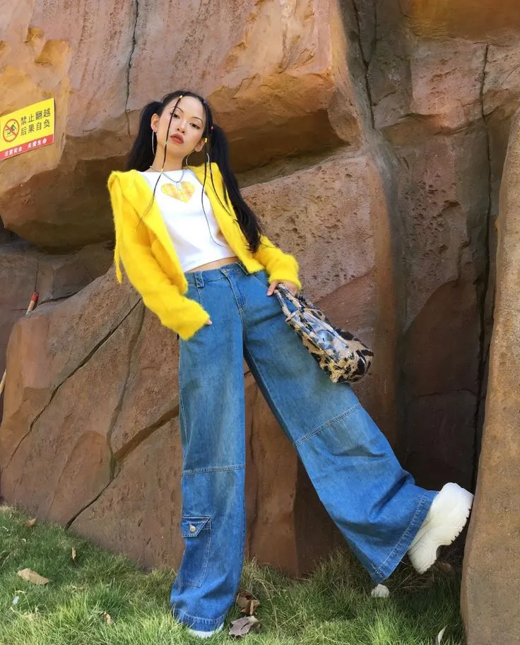 Phối chân váy maxi màu vàng điểm xuyến hoa nhí và màu xanh denim (Nguồn: Internet)