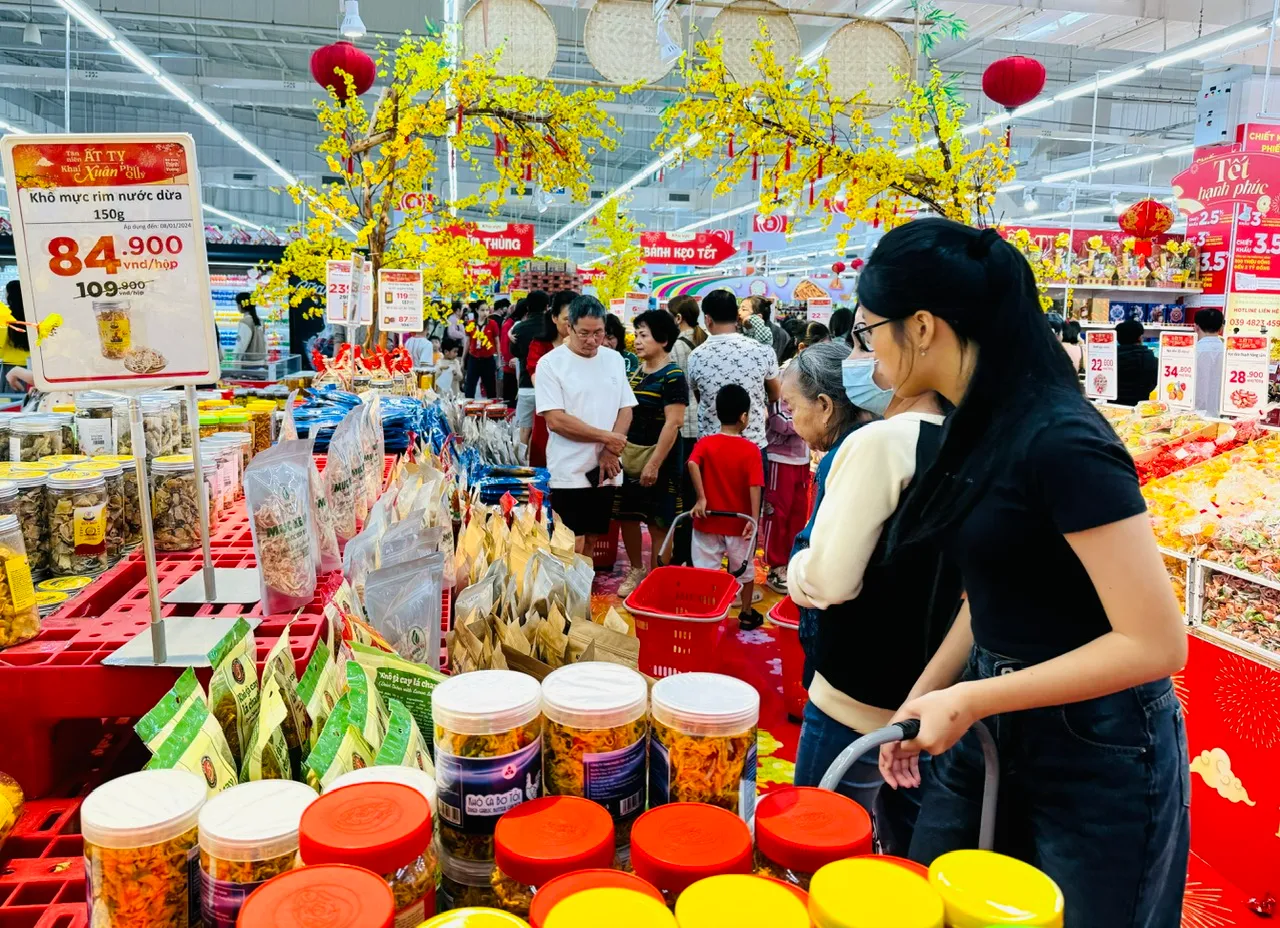 Mua sắm chuẩn bị trước Tết là hoạt động ngày Tết phổ biến