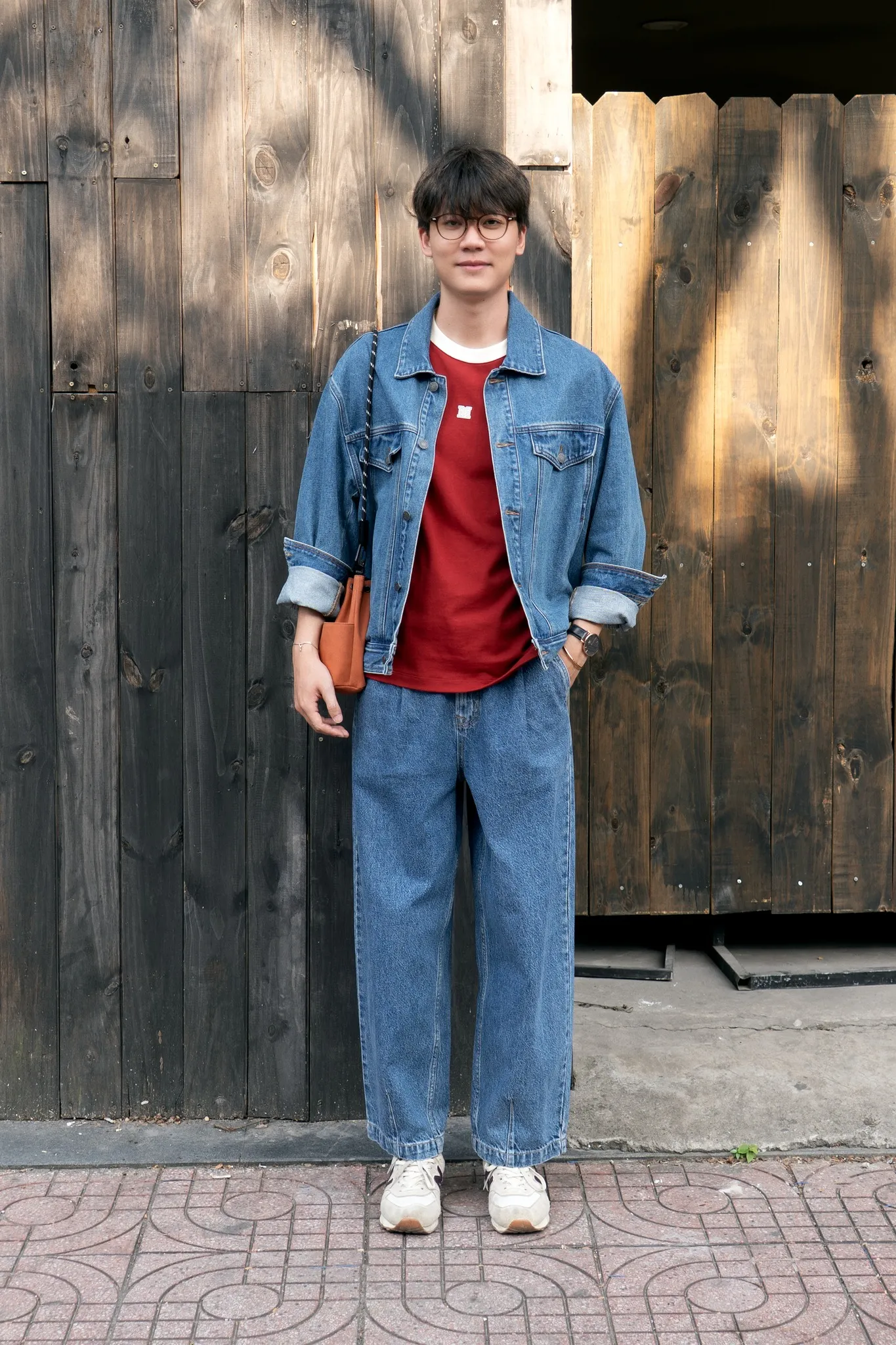 Outfit xanh dương denim nhạt rất hợp cho người tuổi Dần vào mùng 1 Tết
