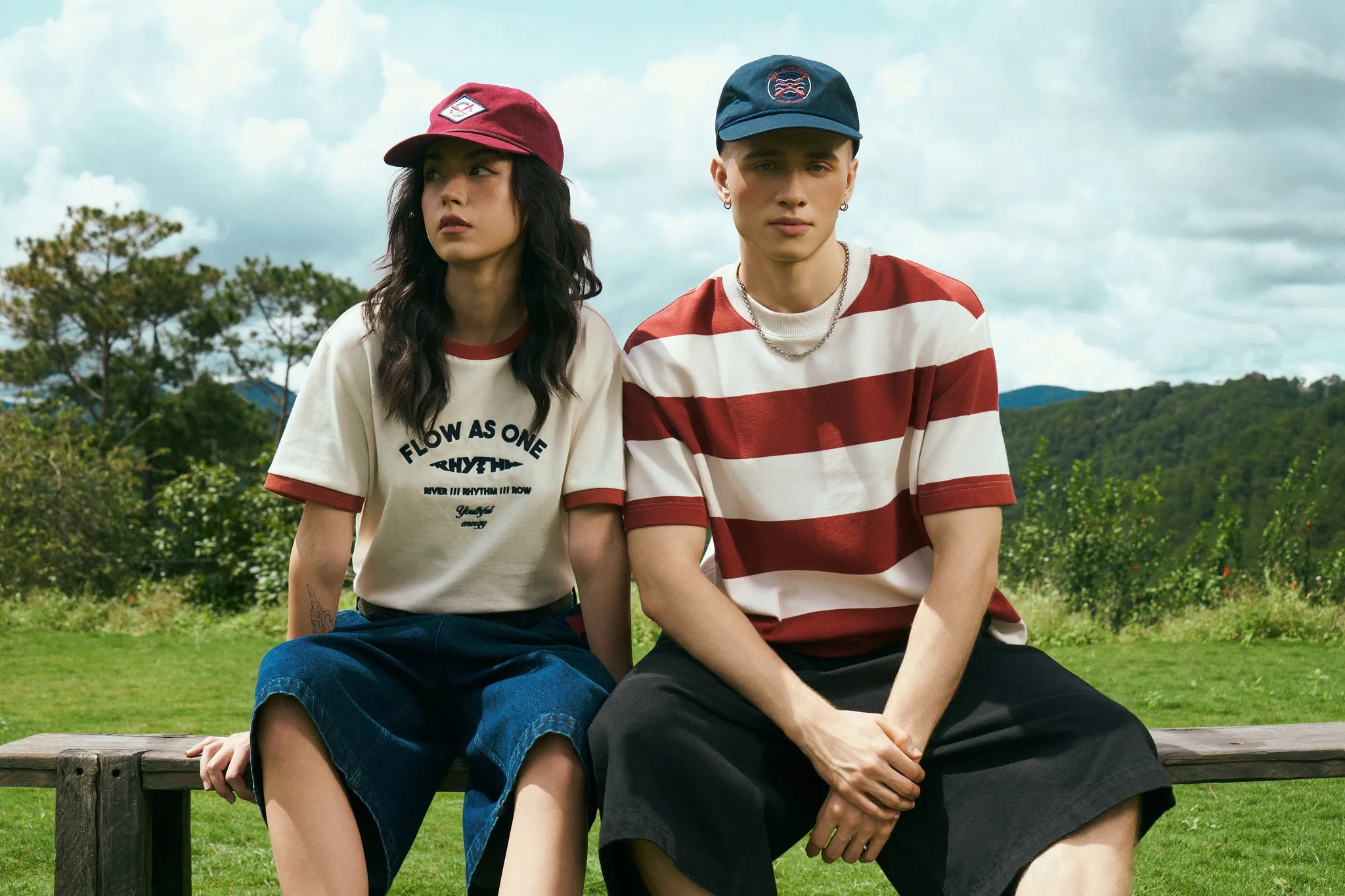 Outfit màu đỏ đô toát lên vẻ năng động, trẻ trung