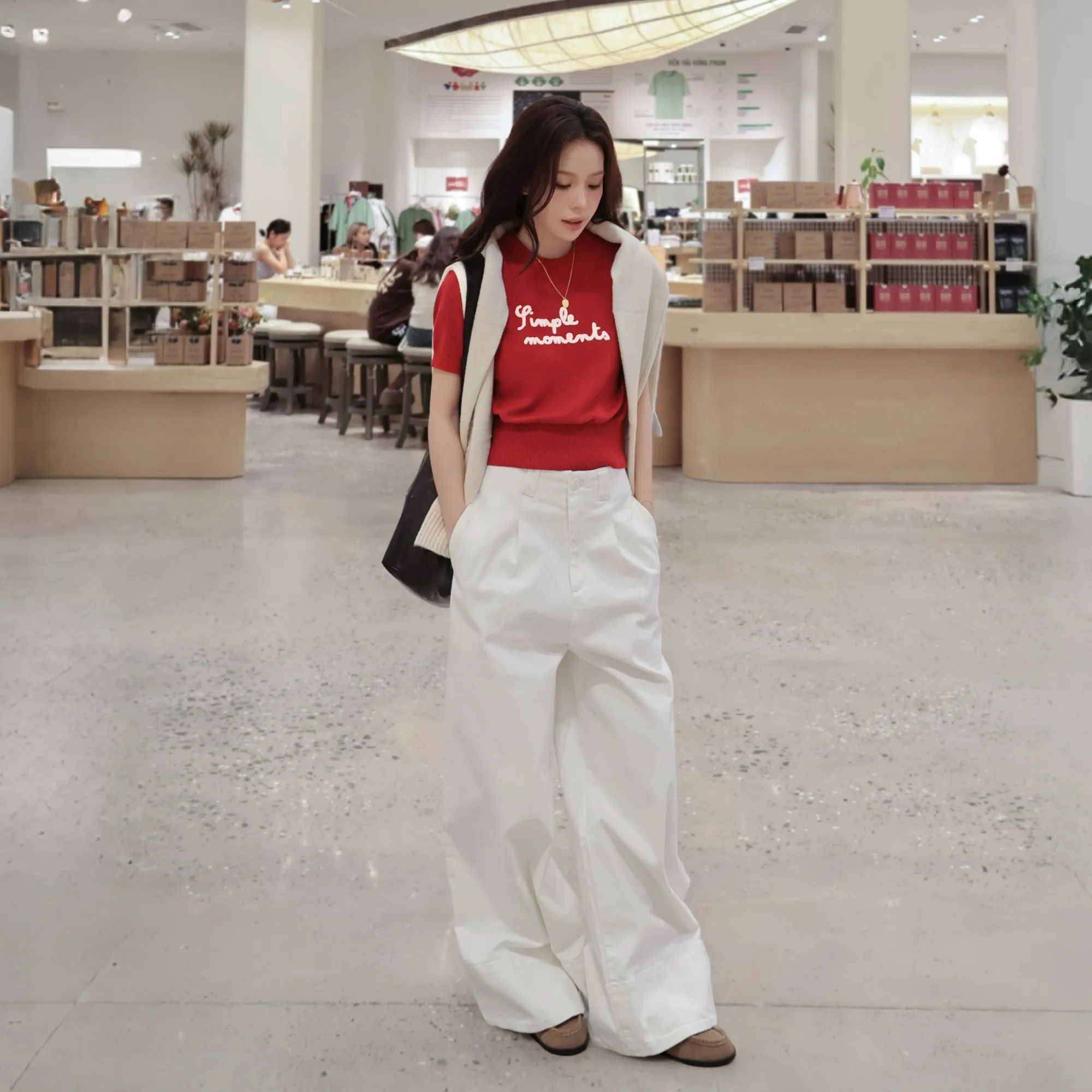 Phối áo len dệt kim tay ngắn màu đỏ + quần jeans trắng ống rộng
