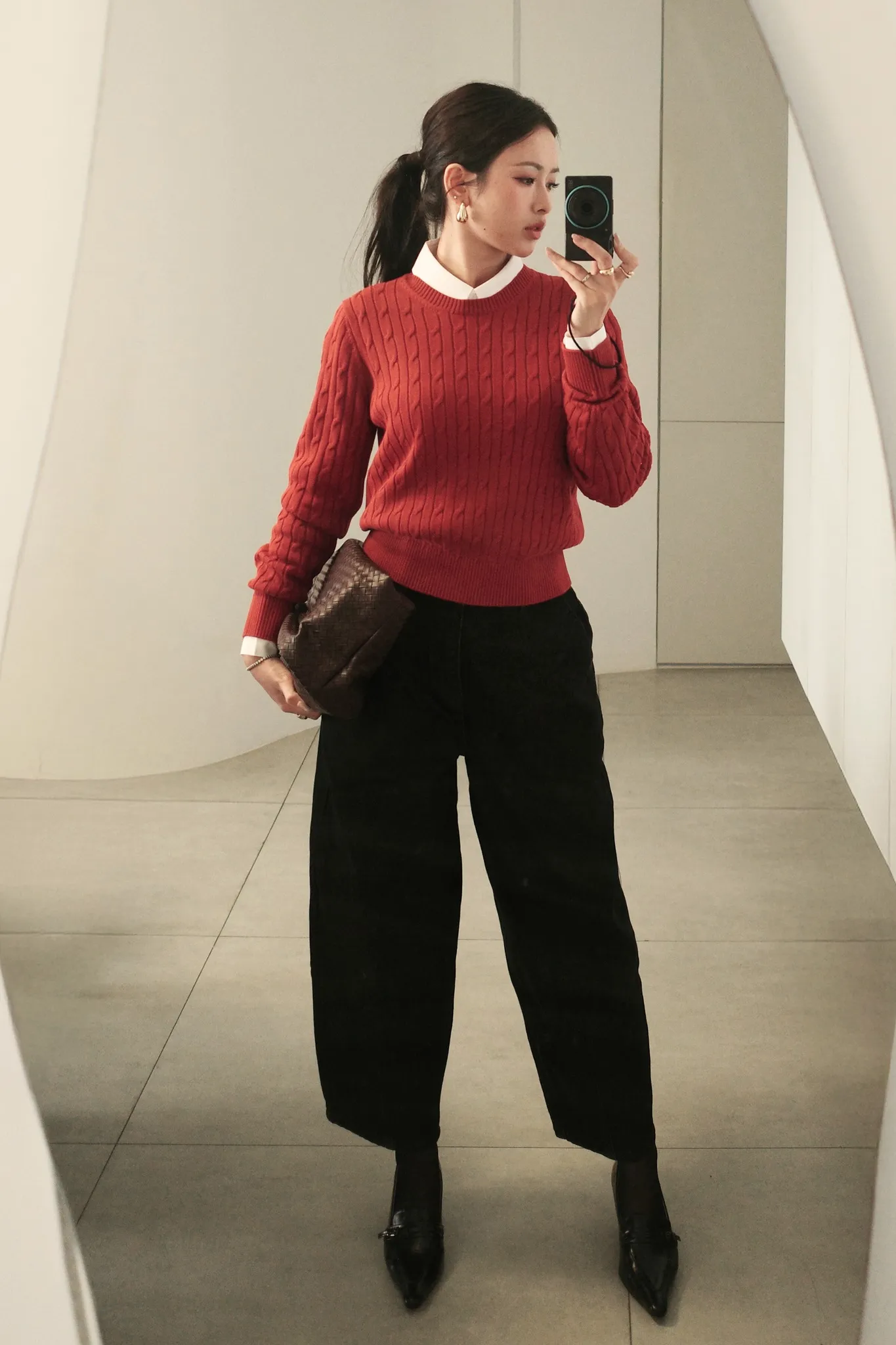 Đầy sang trọng, đẳng cấp với outfit áo kiểu và quần ống rộng